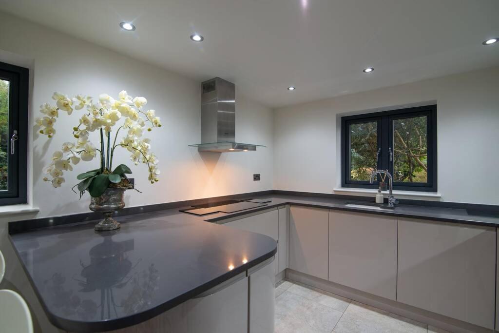 Luxury Coach House Next To Woodland In Knutsford Villa Екстериор снимка