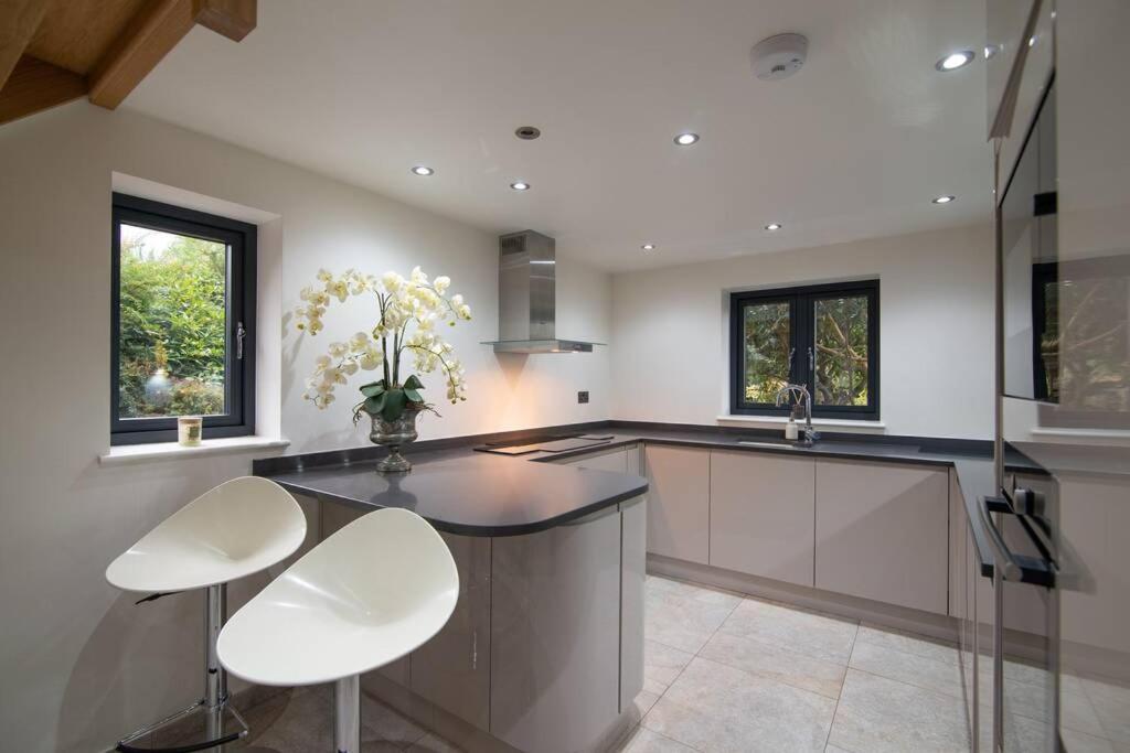 Luxury Coach House Next To Woodland In Knutsford Villa Екстериор снимка