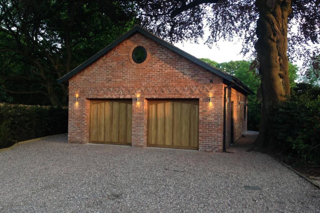 Luxury Coach House Next To Woodland In Knutsford Villa Екстериор снимка
