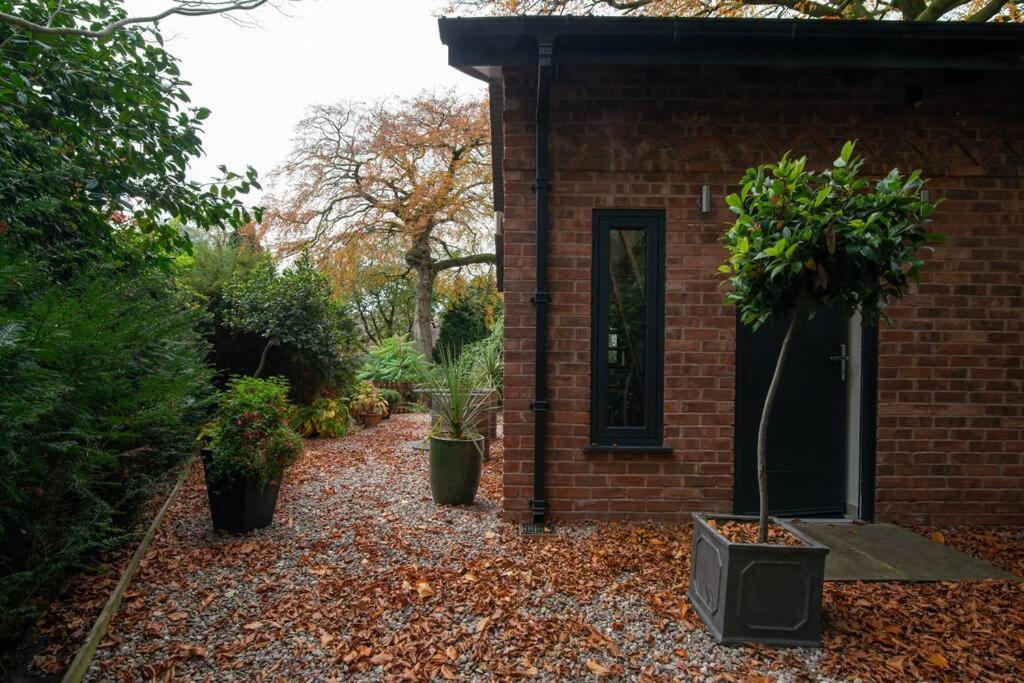 Luxury Coach House Next To Woodland In Knutsford Villa Екстериор снимка